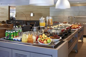 Se ofrece un desayuno bufé todos los días (64 BRL por persona)