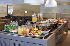 Päivittäinen buffetaamiainen (64 BRL per henkilö)