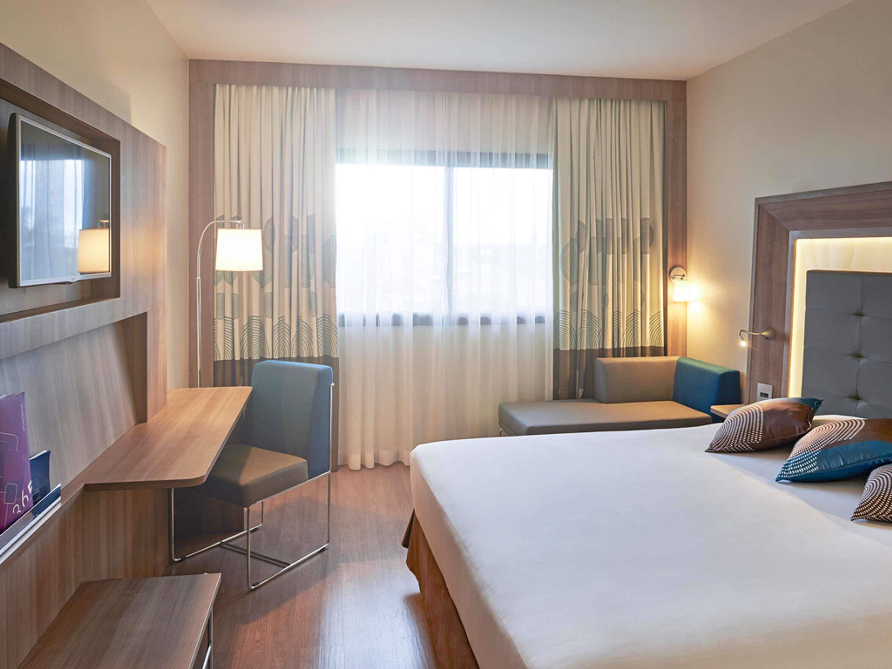 Executive Room, 1 Double Bed | Minibar, in-room safe, desk, blackout drapes