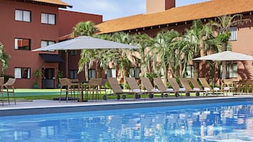 Piscina externa, funciona das 8h às 20h, espreguiçadeiras