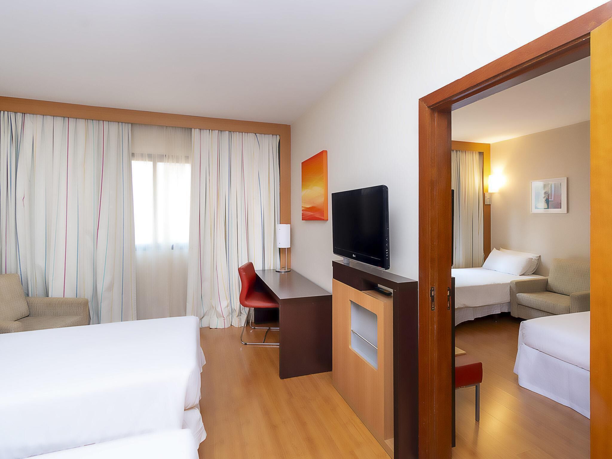 Quarto superior, 3 camas de solteiro | Frigobar, cofres nos quartos, escrivaninha, cortinas blackout