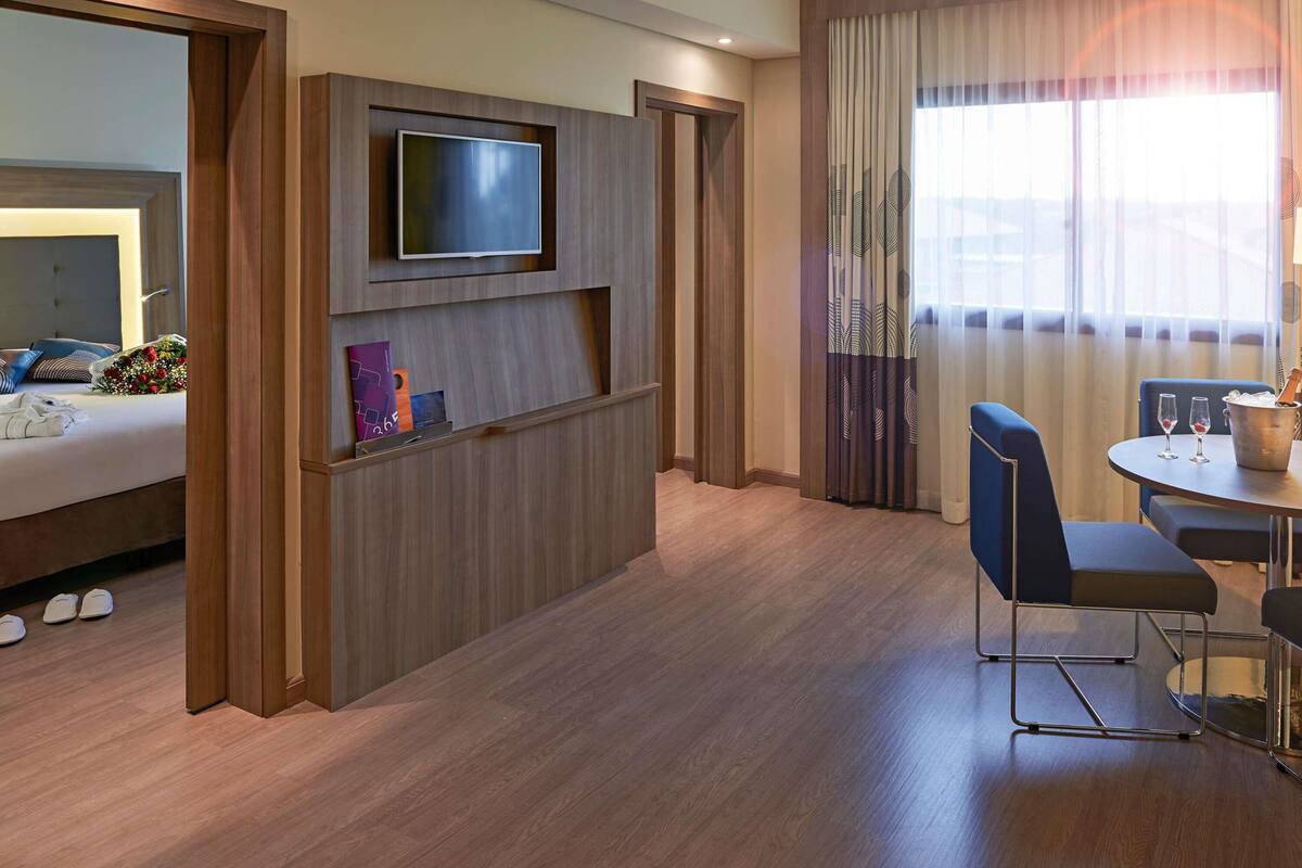 Suíte presidencial, 1 cama King | Frigobar, cofres nos quartos, escrivaninha, cortinas blackout