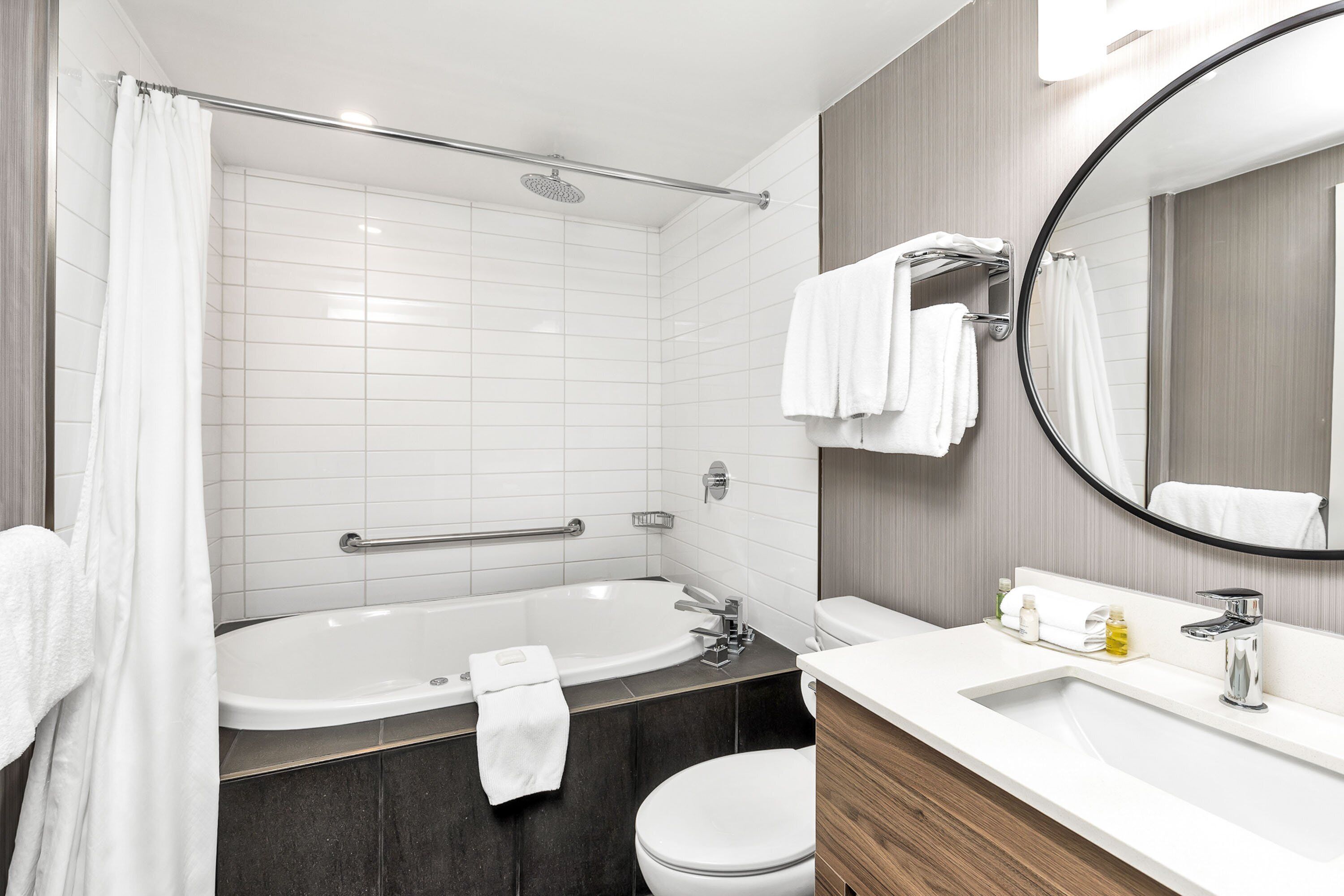 Un baño moderno con bañera, inodoro y lavamanos.