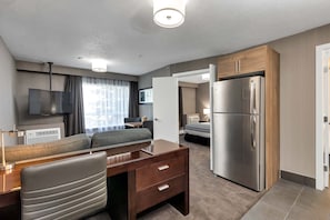 Suite, 1 Queen Bed with Sofa bed, Kitchenette (Jacuzzi) | Desk, blackout drapes, iron/ironing board, free cribs/infant beds