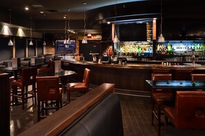 2 bars/lounges