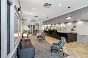 Lobby sitting area - Sandman Hotel Grande Prairie (Grande Prairie)