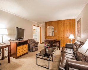 Pillowtop beds, desk, blackout drapes, iron/ironing board - Quality Inn & Conference Centre (Red Deer)