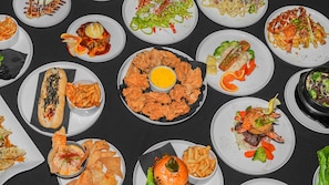 供应早餐、午餐、晚餐和早午餐