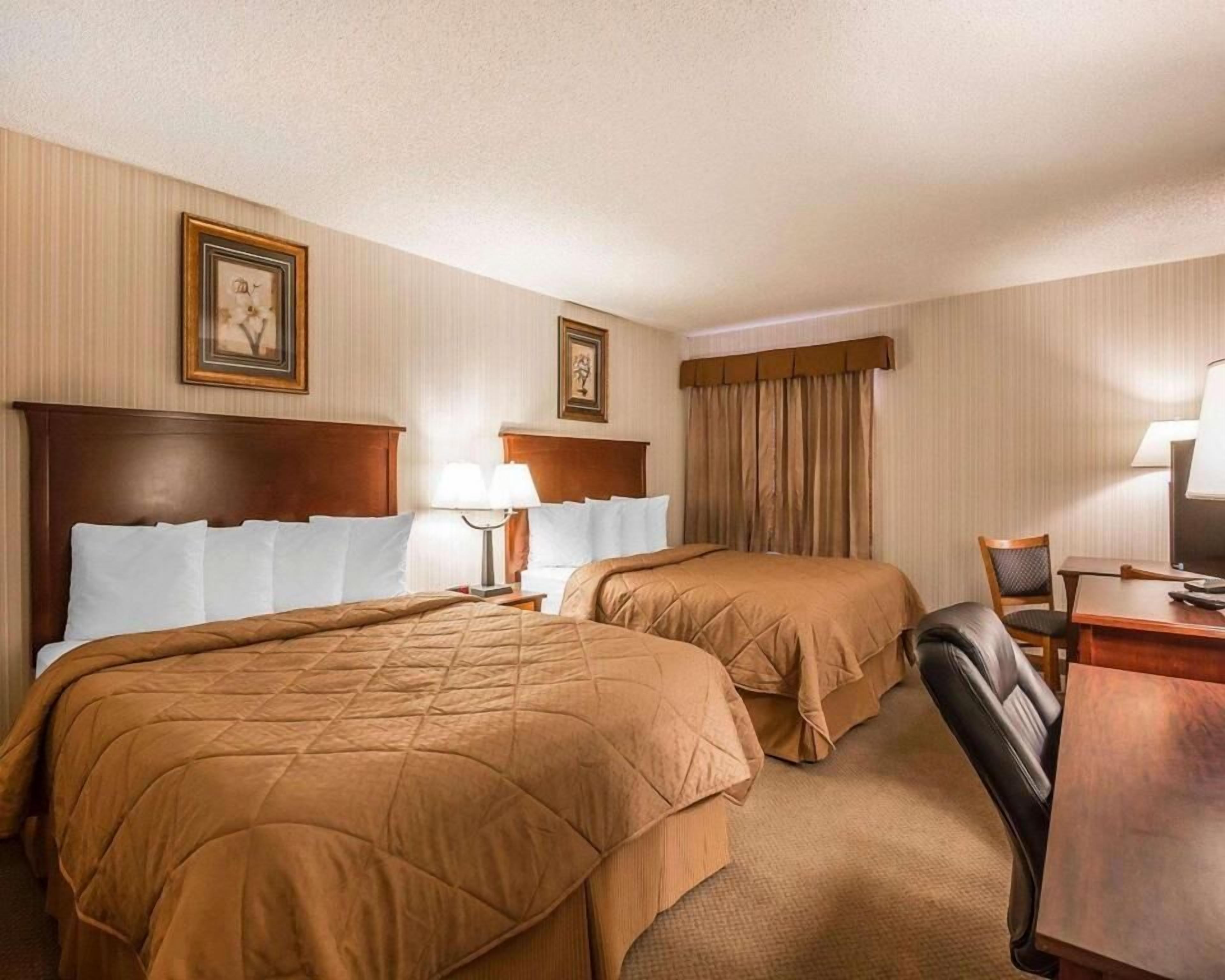Colchones con pillow-top, escritorio y cortinas blackout 