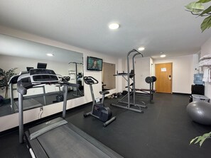 Gym - Howard Johnson by Wyndham Fort St. John (Fort St. John)