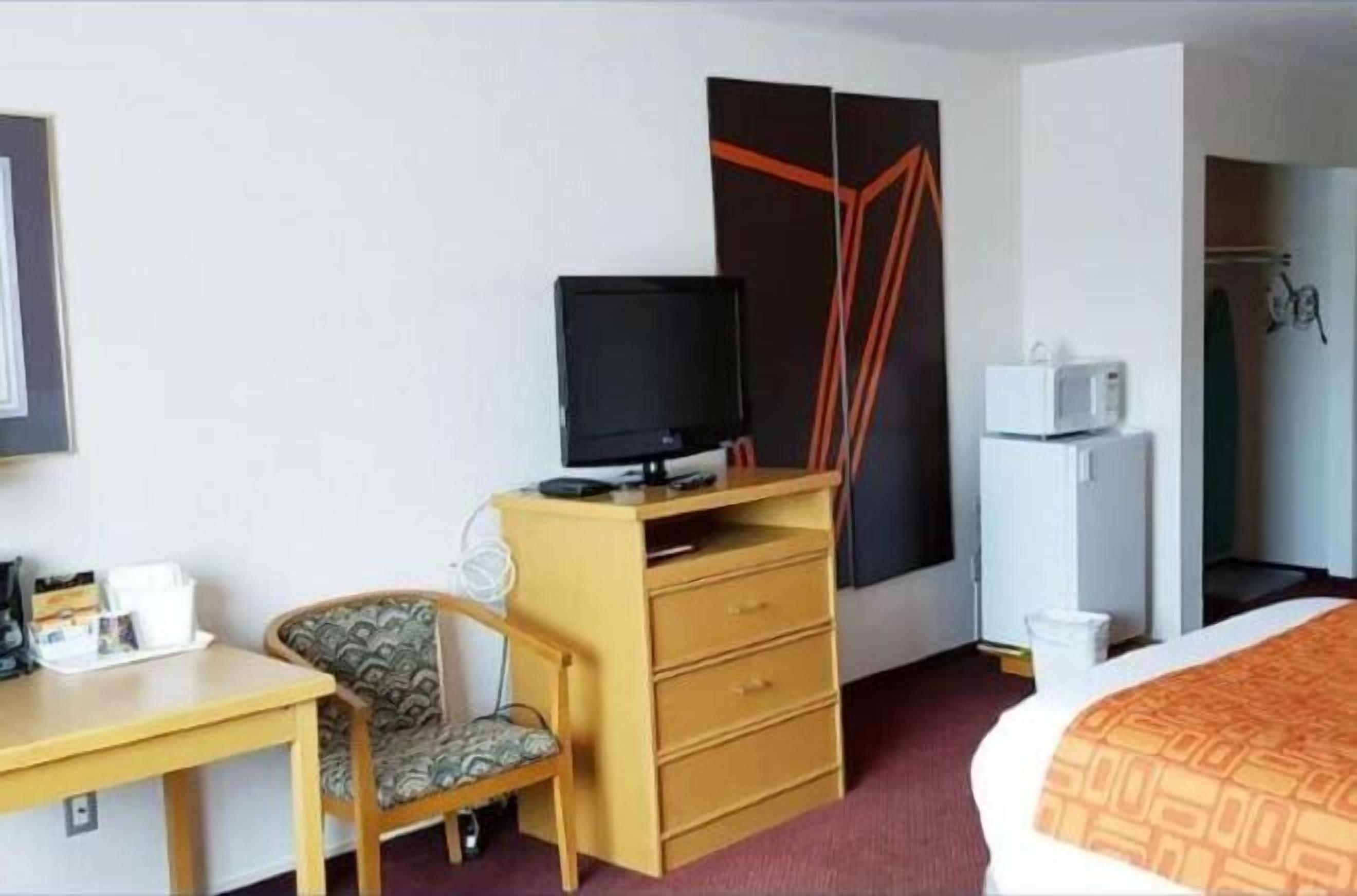 Työpöytä, pimennysverhot, silitysrauta/-lauta, ilmaiset vauvansängyt