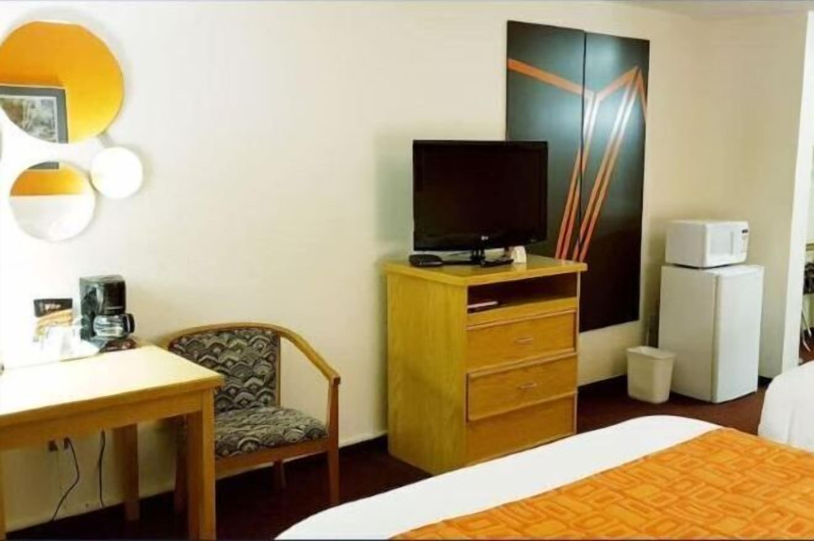 Työpöytä, pimennysverhot, silitysrauta/-lauta, ilmaiset vauvansängyt