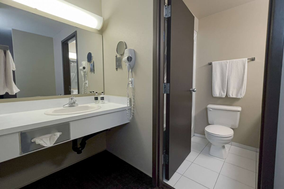 combined shower/bathtub, eco-friendly toiletries, hair dryer, towels