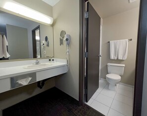 Ensemble baignoire-douche, articles de toilette écologiques