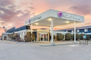 Exterior - Coast Swift Current Hotel (Swift Current)