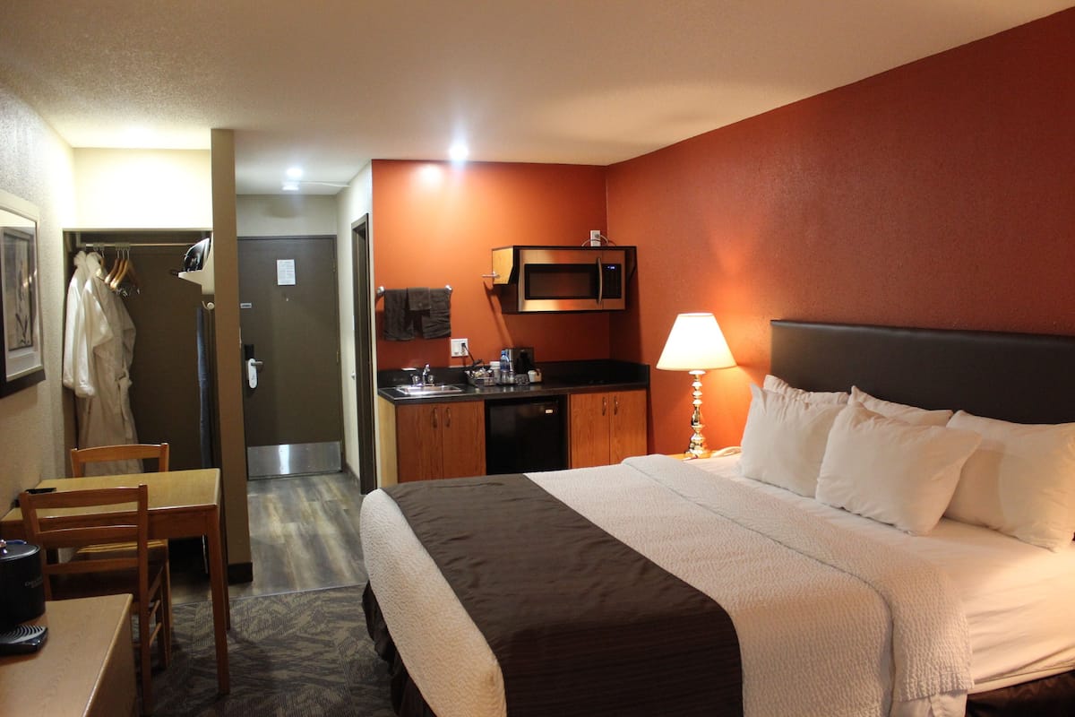 fridge, microwave, coffee/tea maker