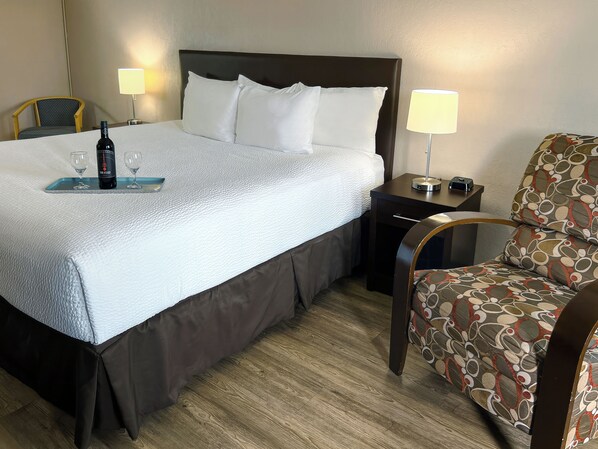 Zimmer, 1 King-Bett | Schreibtisch, laptopgeeigneter Arbeitsplatz, Verdunkelungsvorhänge