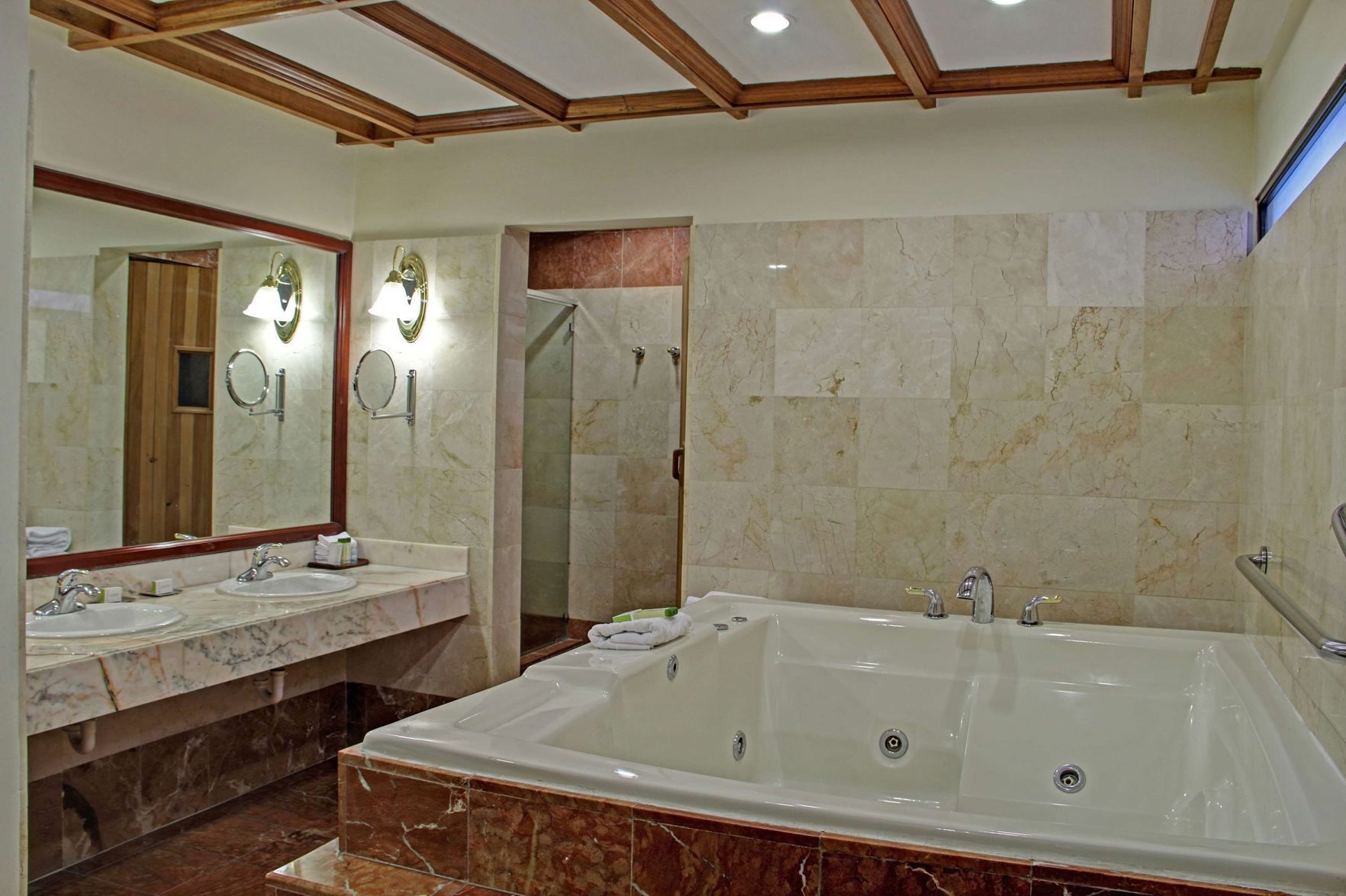 Bathroom | Combined shower/tub, free toiletries, hair dryer, towels
