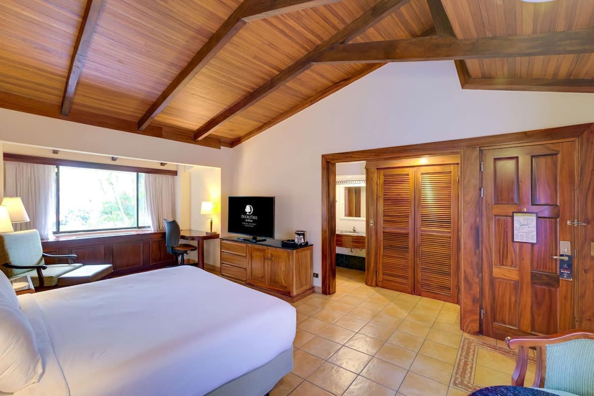 Hypo-allergenic bedding, in-room safe, desk, blackout curtains