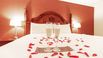 Phòng Suite Junior, 1 giường cỡ king, bồn tắm thủy lực | Bộ đồ giường kháng dị ứng, két bảo mật tại phòng, bàn, màn/rèm cản sáng