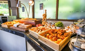 Petit déjeuner buffet (22 USD par personne)