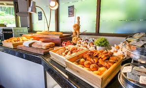 Petit déjeuner buffet (22 USD par personne)