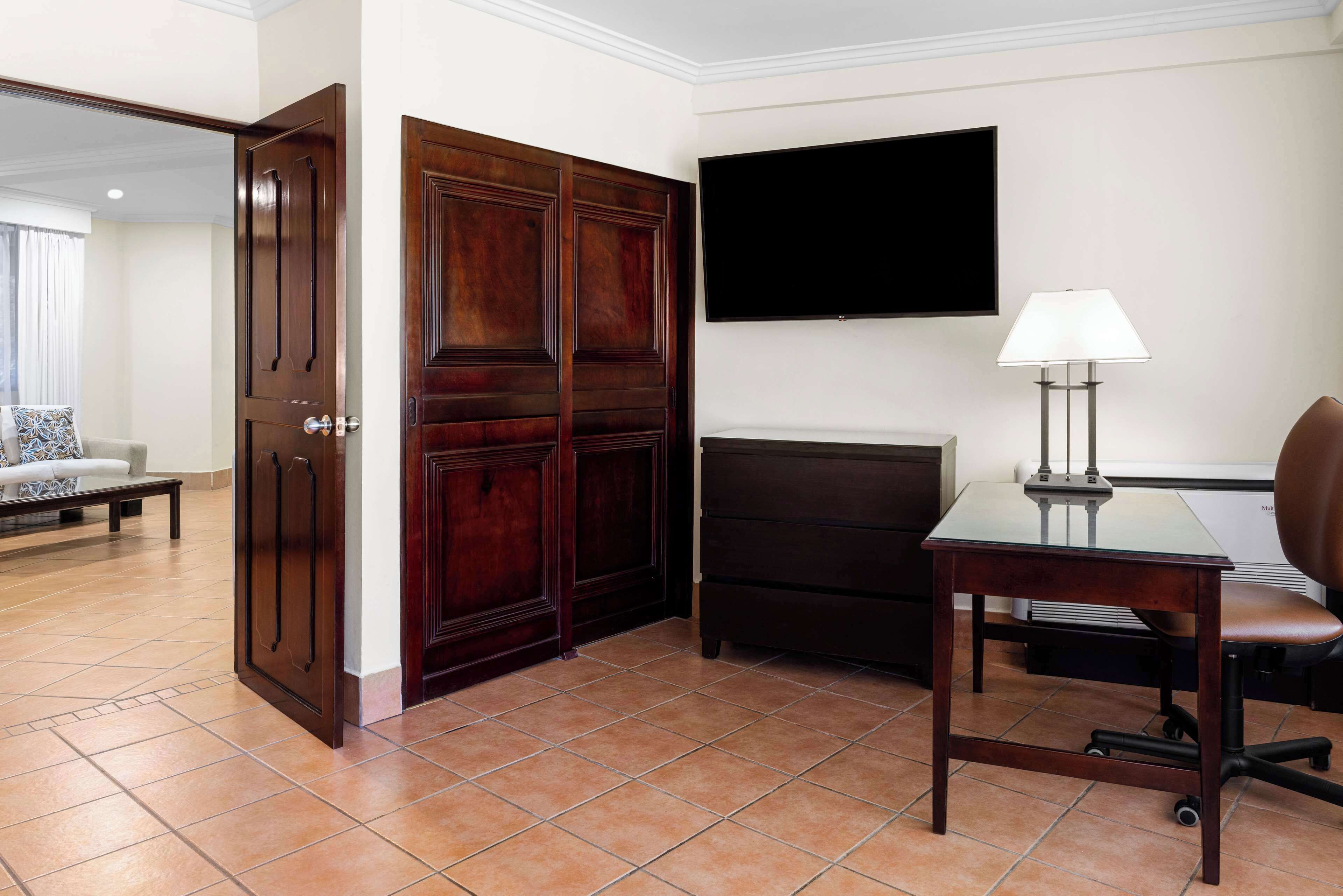 2 bedrooms master suite, business lounge access | hypo-allergenic bedding, in-room safe, desk, blackout curtains