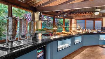 Café da manhã, almoço e jantar; culinária internacional