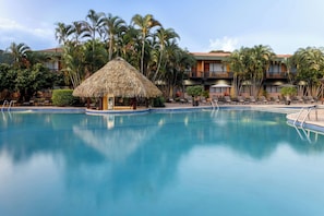 Piscine extérieure, parasols de plage, chaises longues