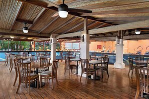 Café da manhã, almoço e jantar; culinária internacional 
