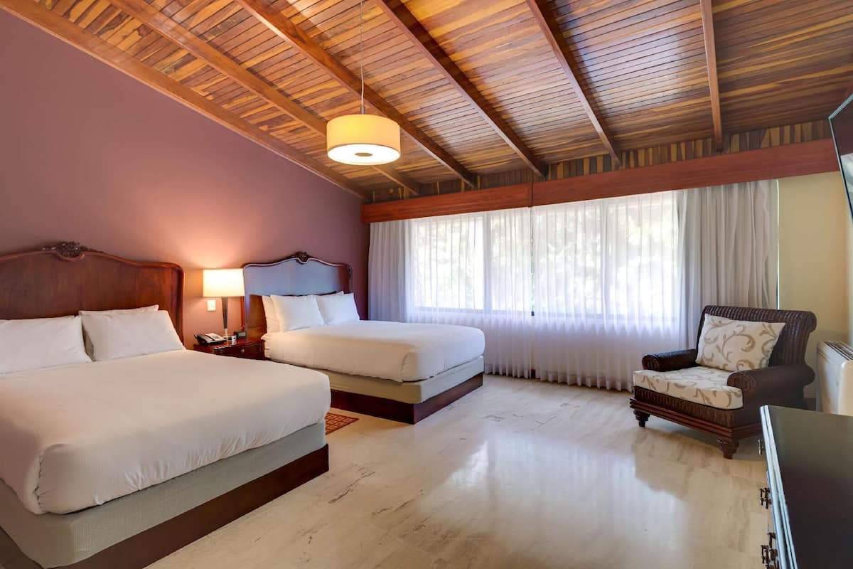 Hypo-allergenic bedding, in-room safe, desk, blackout curtains