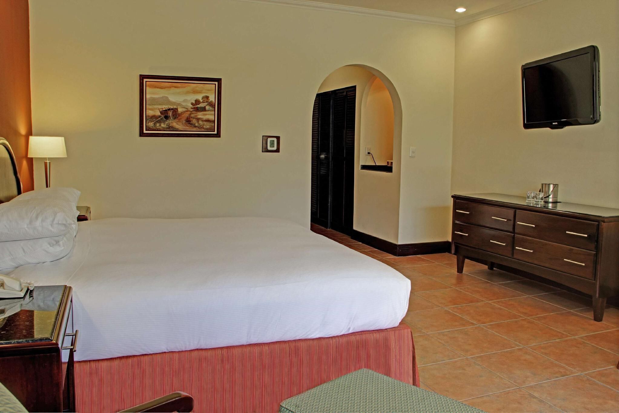 Hypo-allergenic bedding, in-room safe, desk, blackout curtains