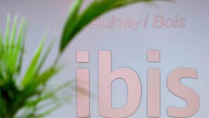 Une enseigne portant le nom « Aulnay Bois » et le mot « ibis », clairement visible.