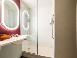 Roupas de cama premium, escrivaninha, quartos à prova de som
