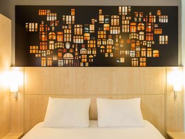 Roupas de cama premium, escrivaninha, quartos à prova de som