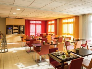 Daily buffet breakfast (EUR 9.50 per person) - Ibis Aulnay Paris Nord Expo (Aulnay-sous-Bois)