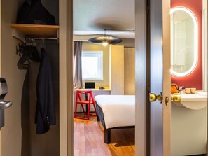 Habitación estándar, 1 cama doble | Ropa de cama de alta calidad, escritorio, sistema de insonorización