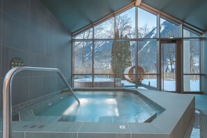 Indoor spa tub