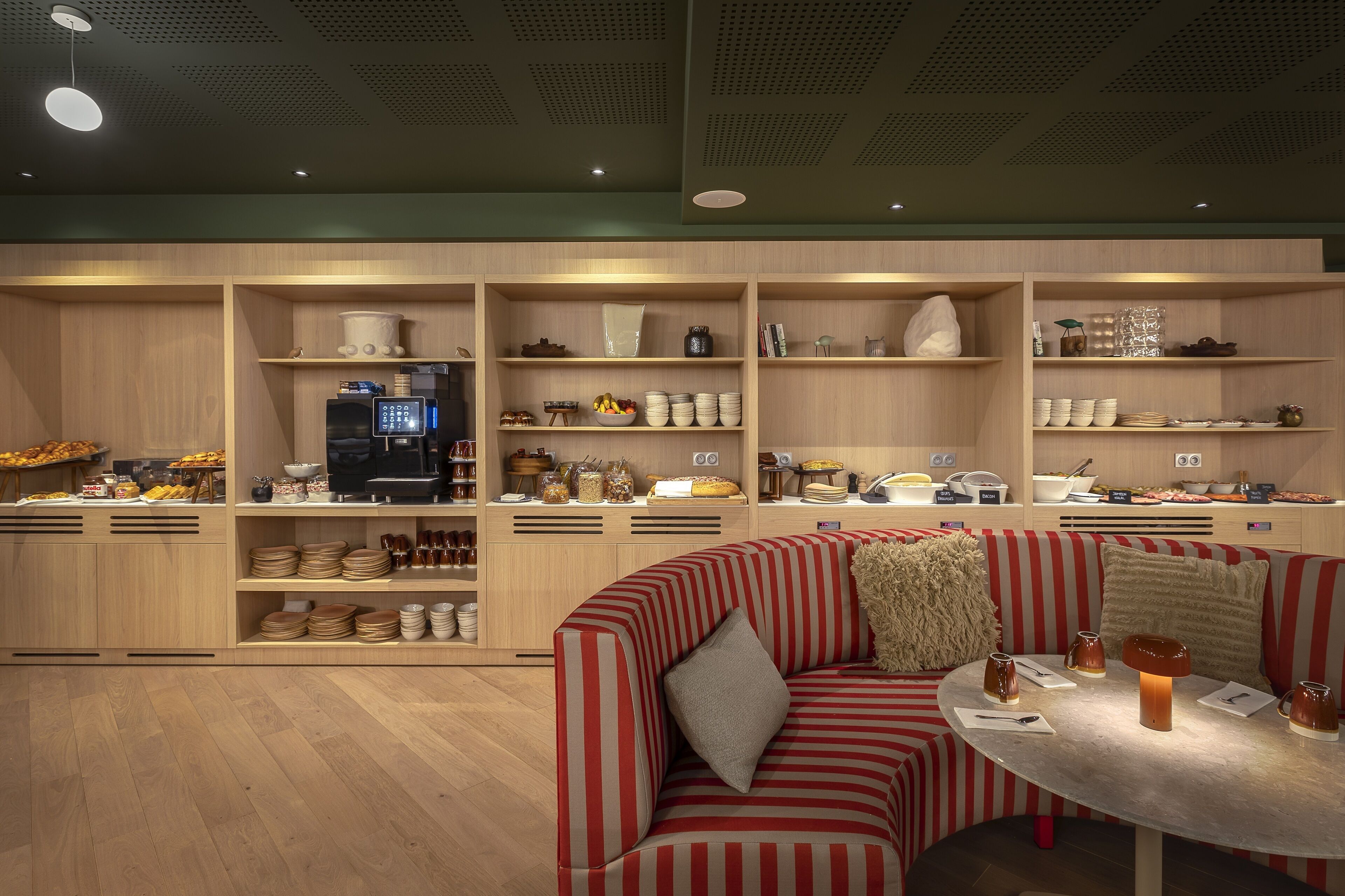 Desayuno buffet (EUR 22 por persona) 