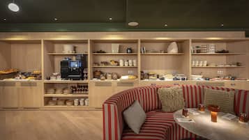 Desayuno buffet (EUR 22 por persona)