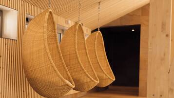 Een binnenzwembad, open van 09.00 uur tot 20.00 uur, en ligstoelen