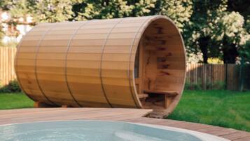 Ein Whirlpool mit Holzbottich im Hintergrund.