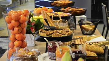 Tägliches Frühstücksbuffet (19 EUR pro Person)