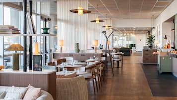 Serveert ontbijt, lunch, diner, Franse gerechten