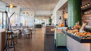 Petit déjeuner buffet (19 EUR par personne)