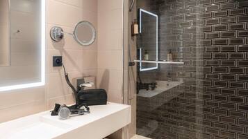Hochwertige Bettwaren, Betten mit Memory-Foam-Matratzen, Zimmersafe