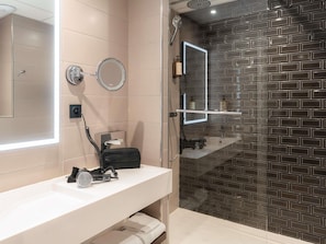 Premium bedding, memory-foam beds, in-room safe, soundproofing - Mercure Paris Ivry Quai de Seine (Ivry-sur-Seine)