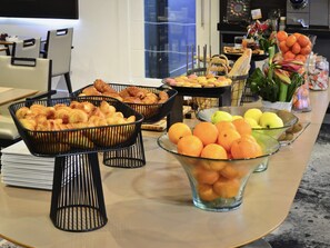 Se ofrece un desayuno bufé (19 EUR por persona)