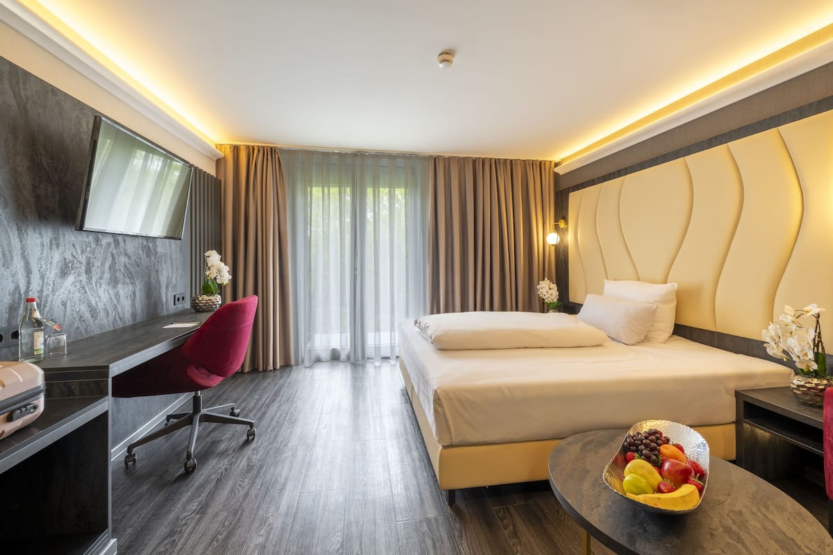 Standard Single Room | In-room safe, desk, laptop workspace, blackout drapes