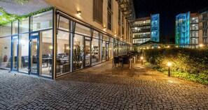 Voorkant accommodatie - avond/nacht